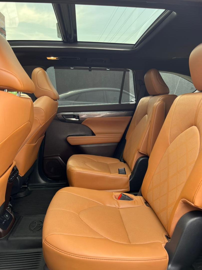 2022 Toyota Highlander XLE photo 11