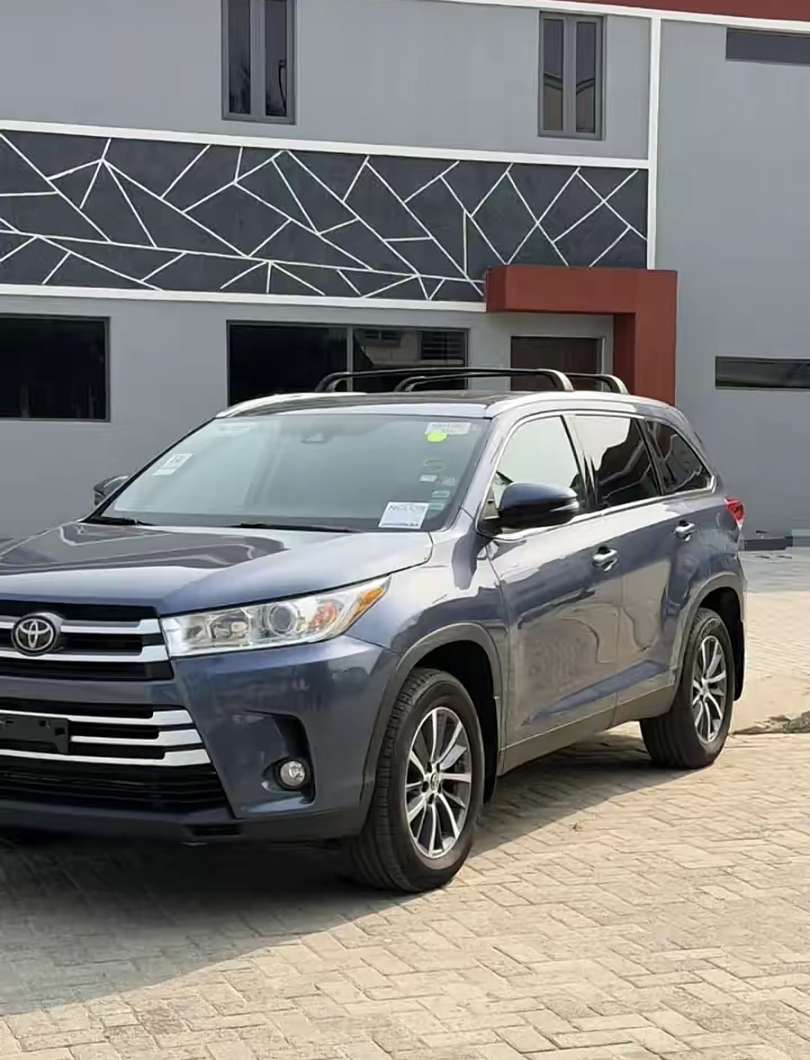 2019 Toyota Highlander XLE photo 2